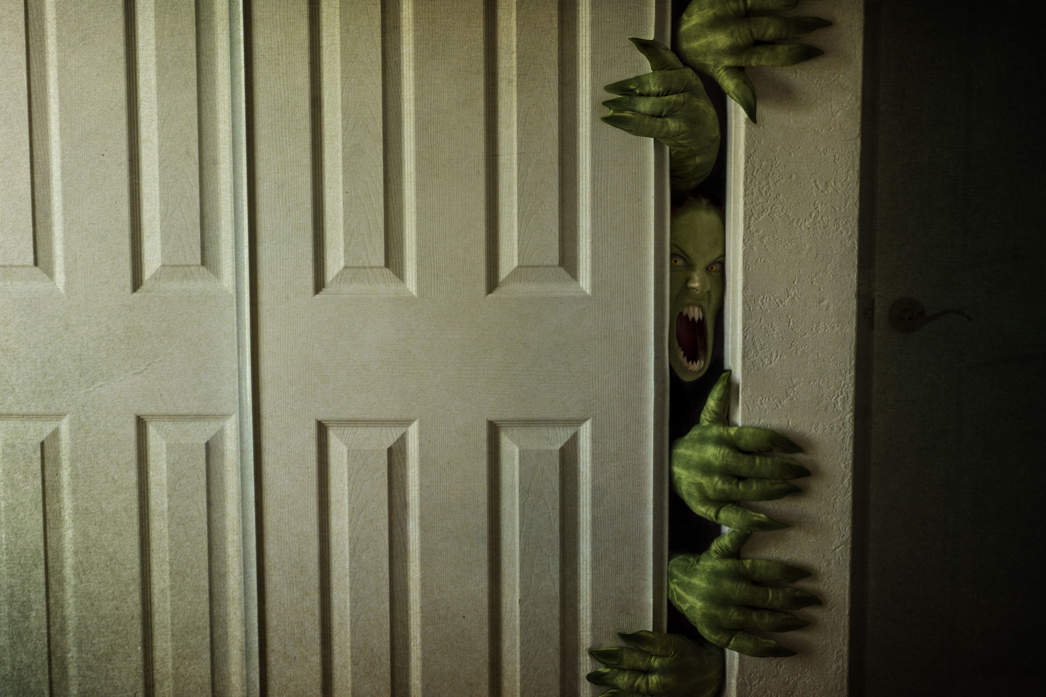 Голодные двери. Страшная дверь. Страшная рука из за двери.