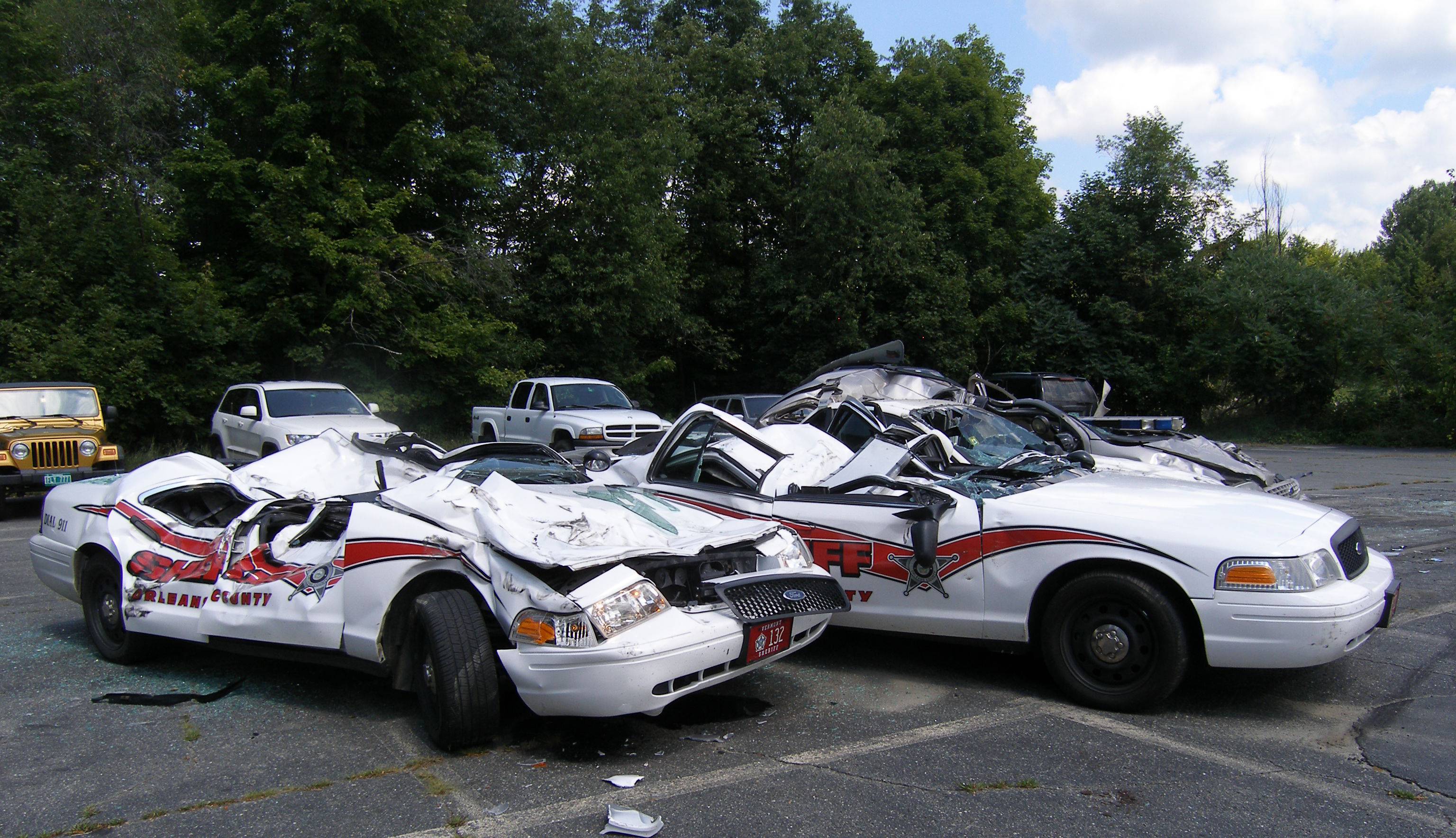 Разбитые полицейские машины. Разбитая Полицейская машина США. Разбитые машины полиции США. Пазьмтая Полицейская машина США.