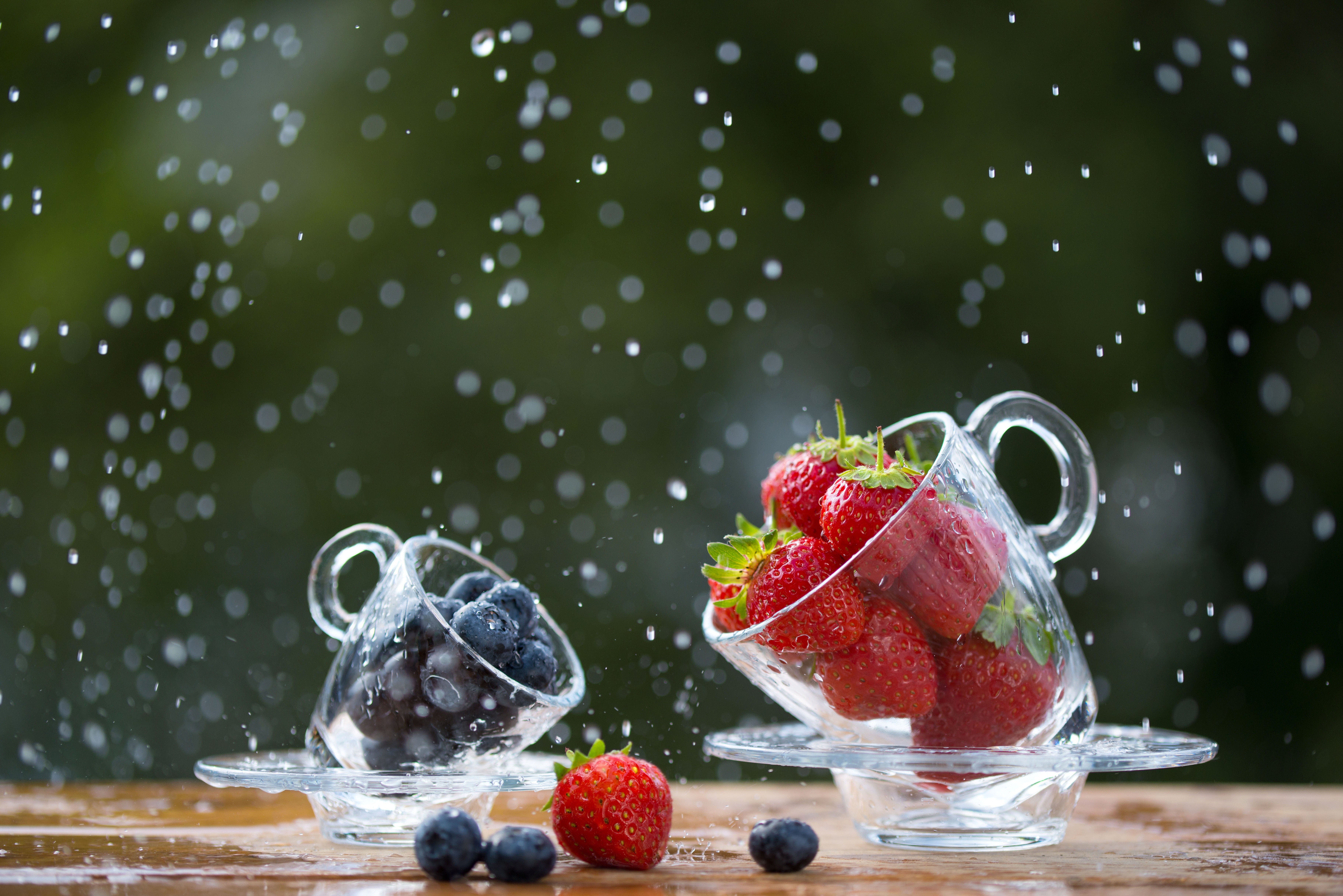 Приятная свежесть. Сочные фрукты. Сочная ягода. Летние фрукты. Заставка на рабочий стол ягоды.