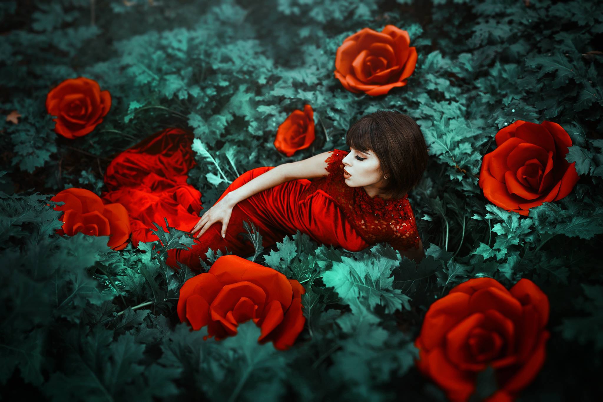 Женская розочка. Девушка с красными розами. Фотосессия с розами. Девушка с цветком. Рыжая девушка с цветами.