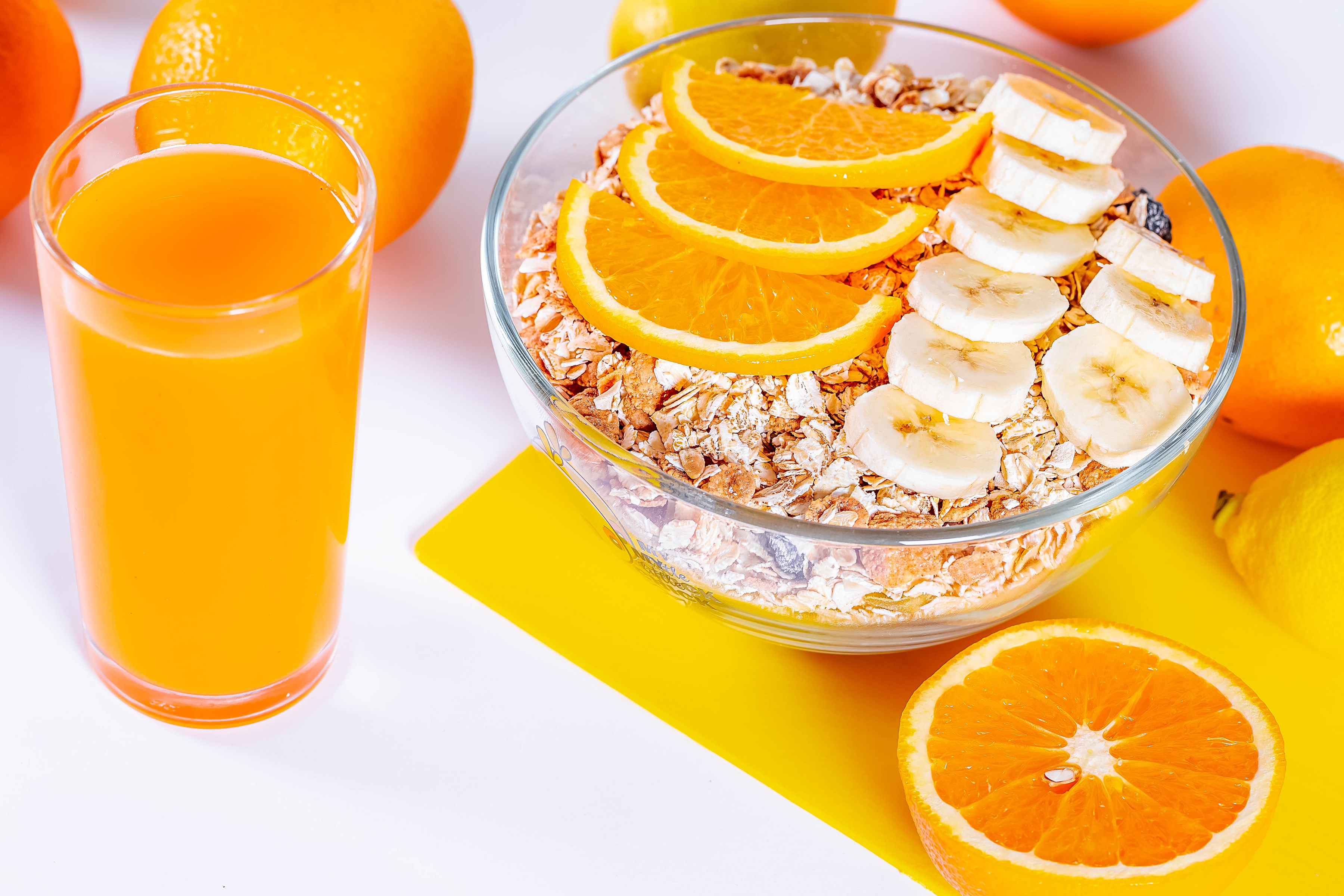 Завтрак в стакане. Завтрак с апельсиновым соком. Апельсиновый сок. Апельсин в стакане. Апельсины для сока.