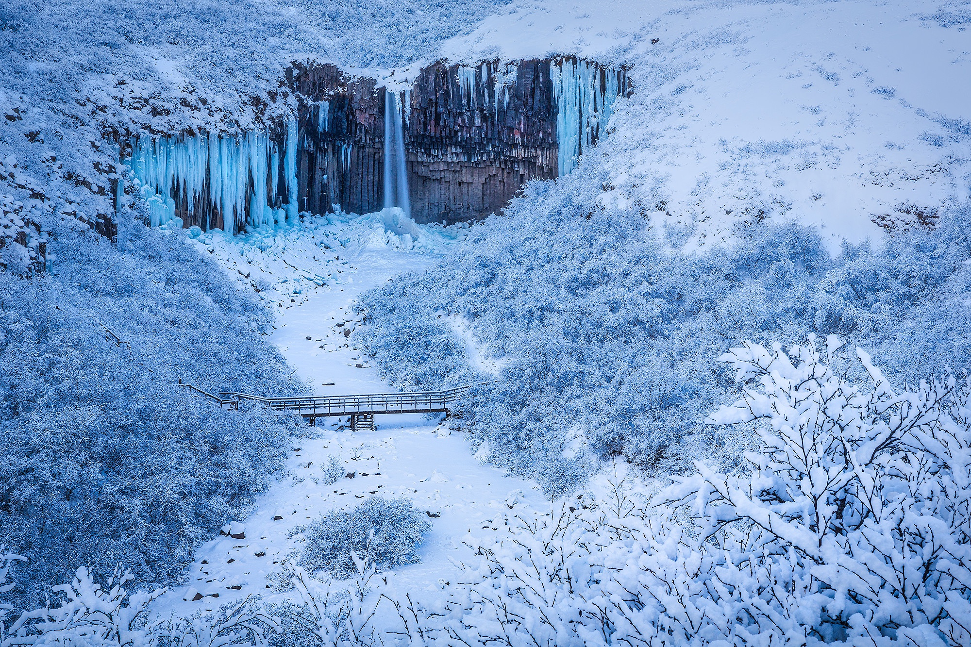 Замерзший сугроб. Замерзший водопад. Снежный мост. Снежный водопад. Снежный эффект озера.