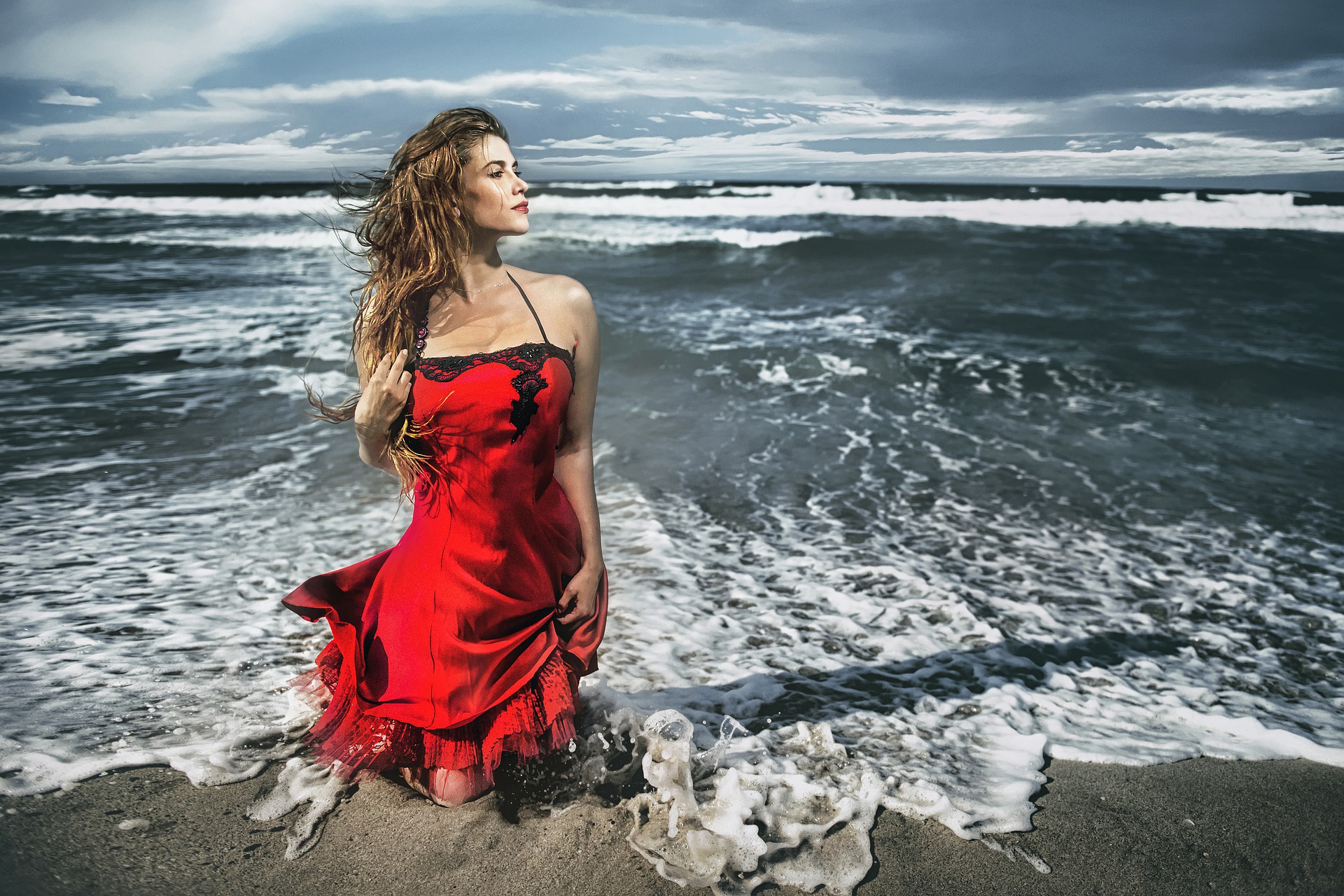 Фото девушка в море в платье