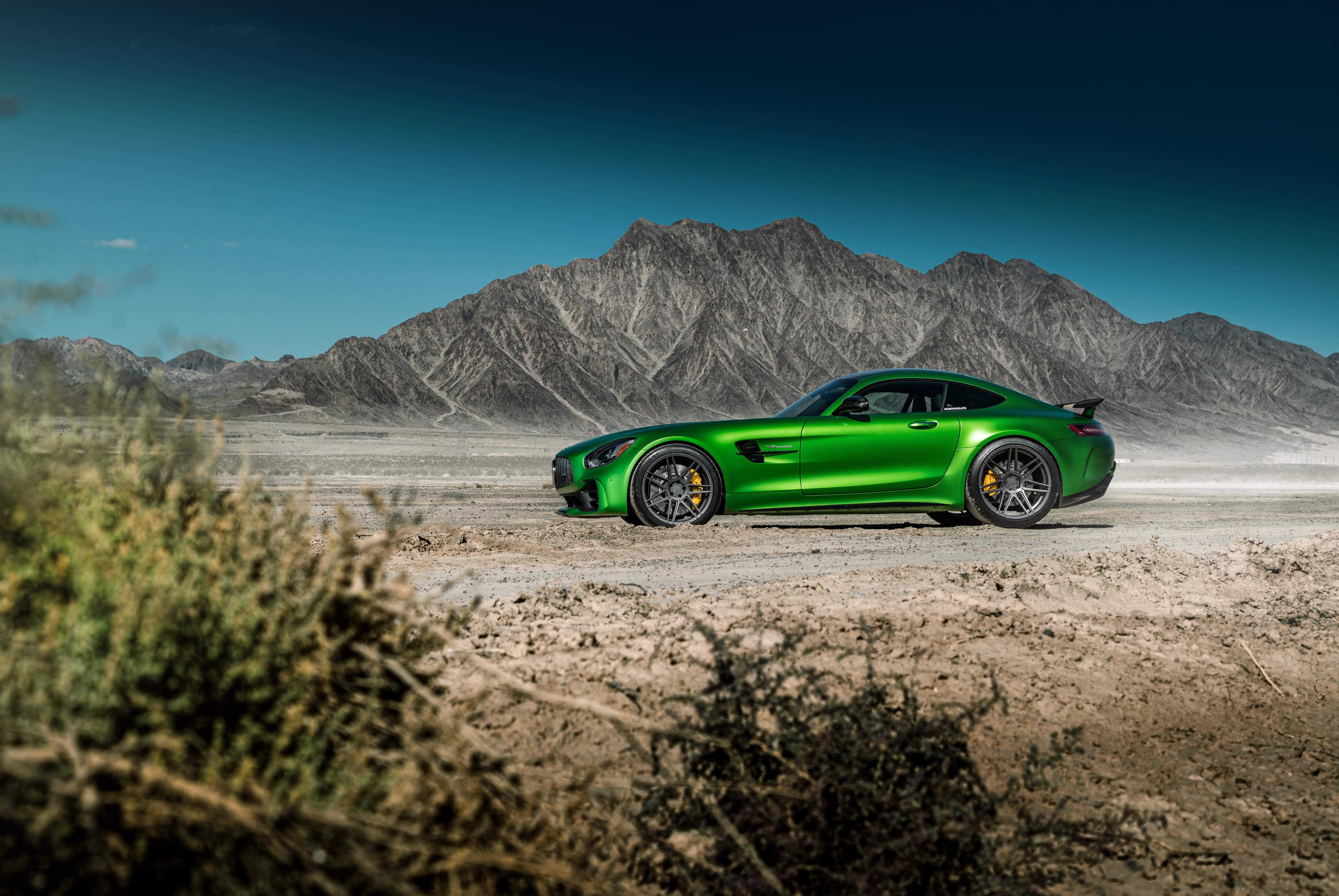 Зеленый автомобиль на дороге. АМГ ДЖИТИ В зеленых горах. Mercedes AMG Green. Mercedes gt зеленый. Машины зеленая в горах.