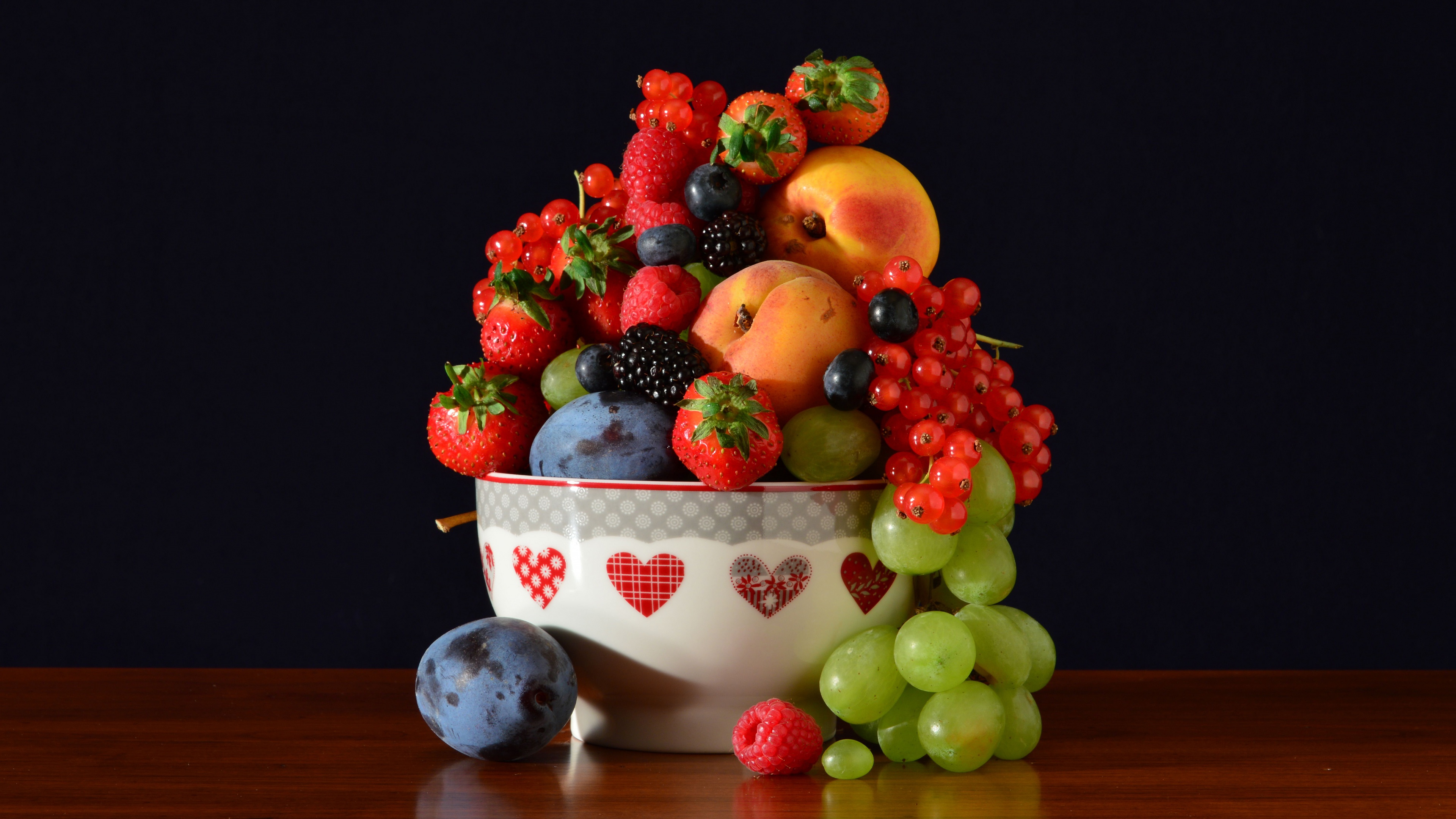 И овощ и ягода 4. Фрукты и ягоды. Фрукты на столе. Натюрморт с фруктами и ягодами. Фрукты на черном фоне.