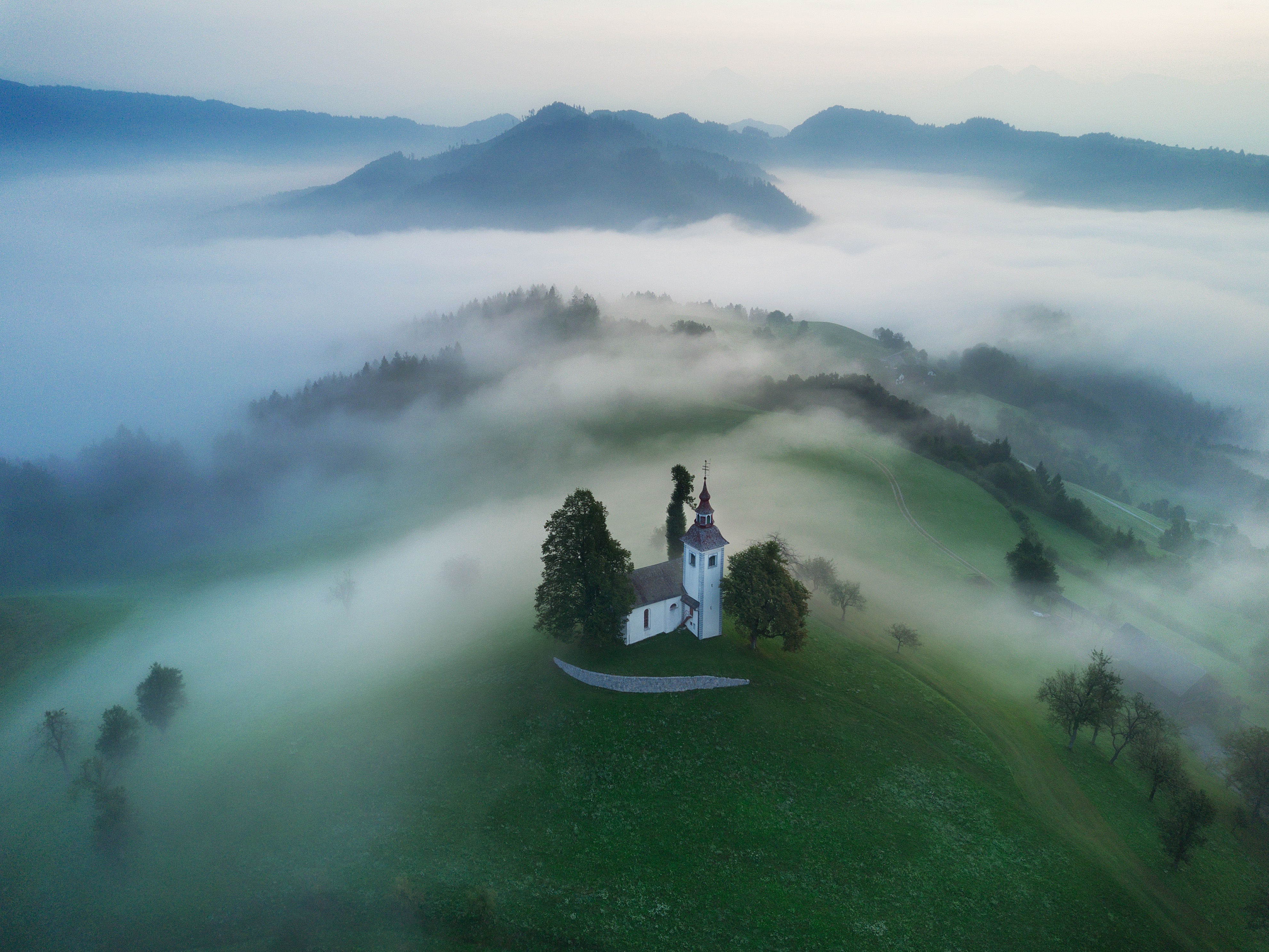 Холмы туман. Словения Церковь на Холме. Ямник Церковь. Словения Церковь в горах. Церковь на пригорке Словения.