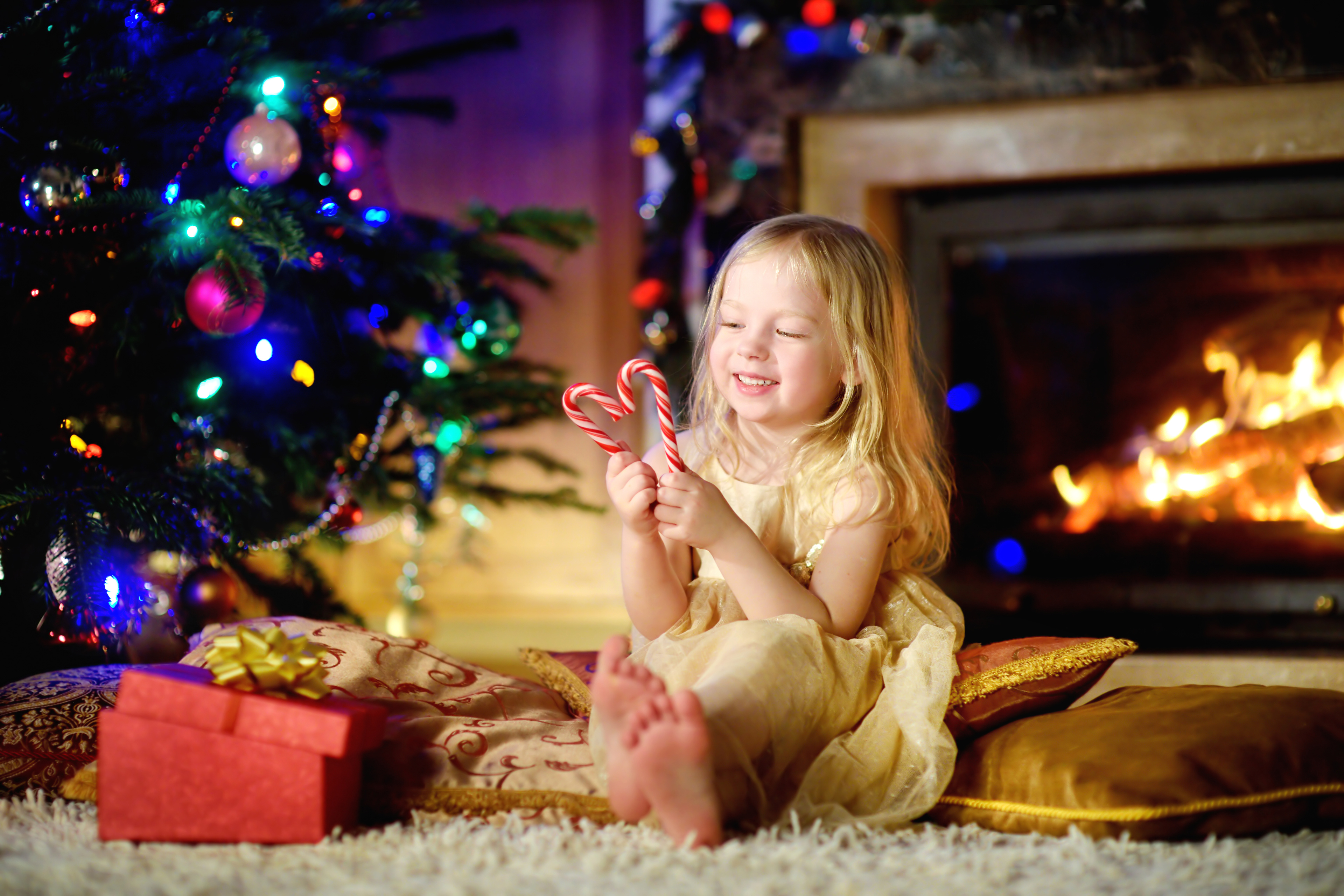 Крошечное рождество. Девочка сидит у елки. Детям о Рождестве. Девочка у елки. Девочка новый год.