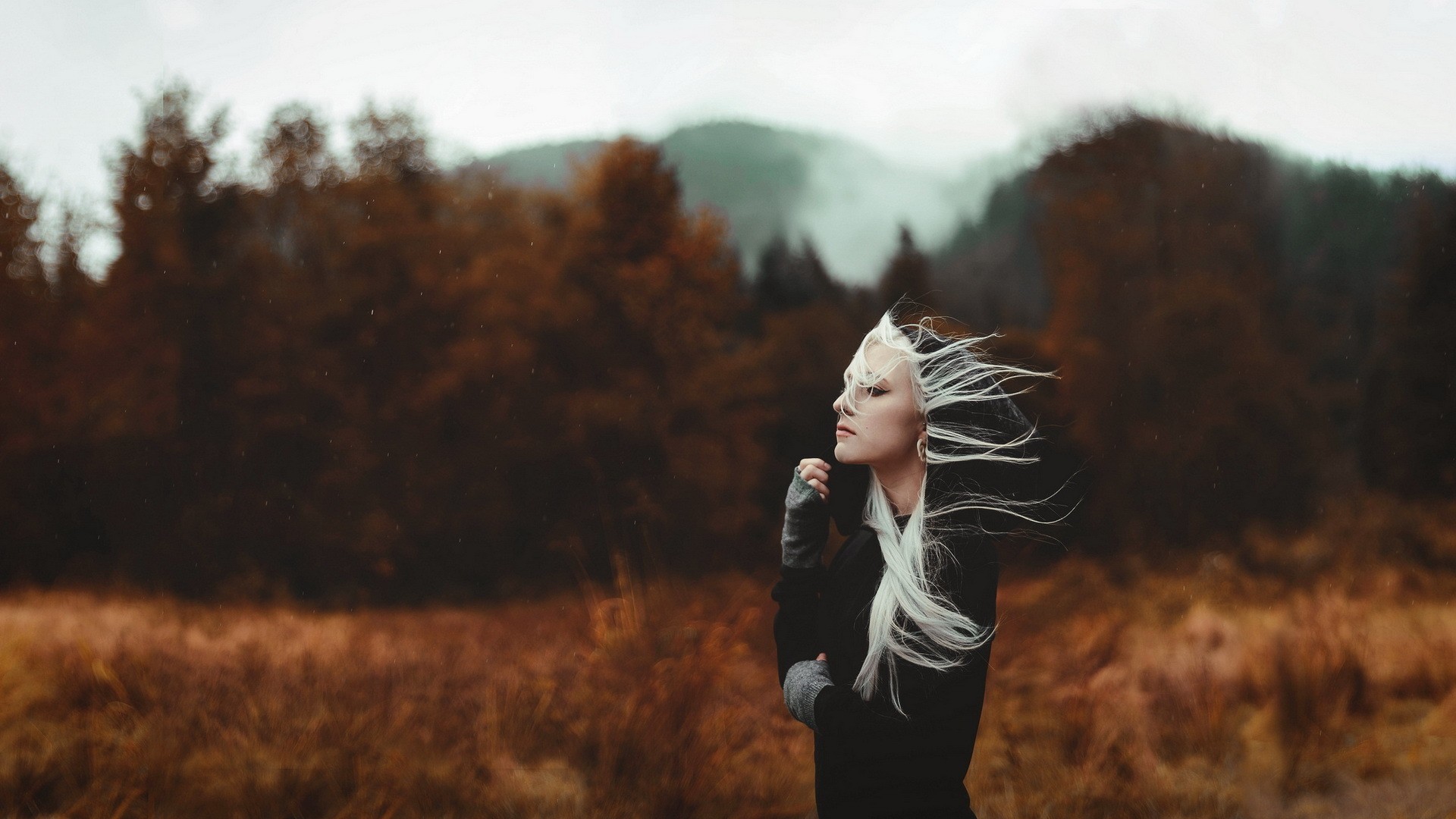 Слушать холодный ветер. Атмосферная фотосессия. Девушка на ветру. Атмосферные осенние фотосессии. Осень Эстетика девушка.