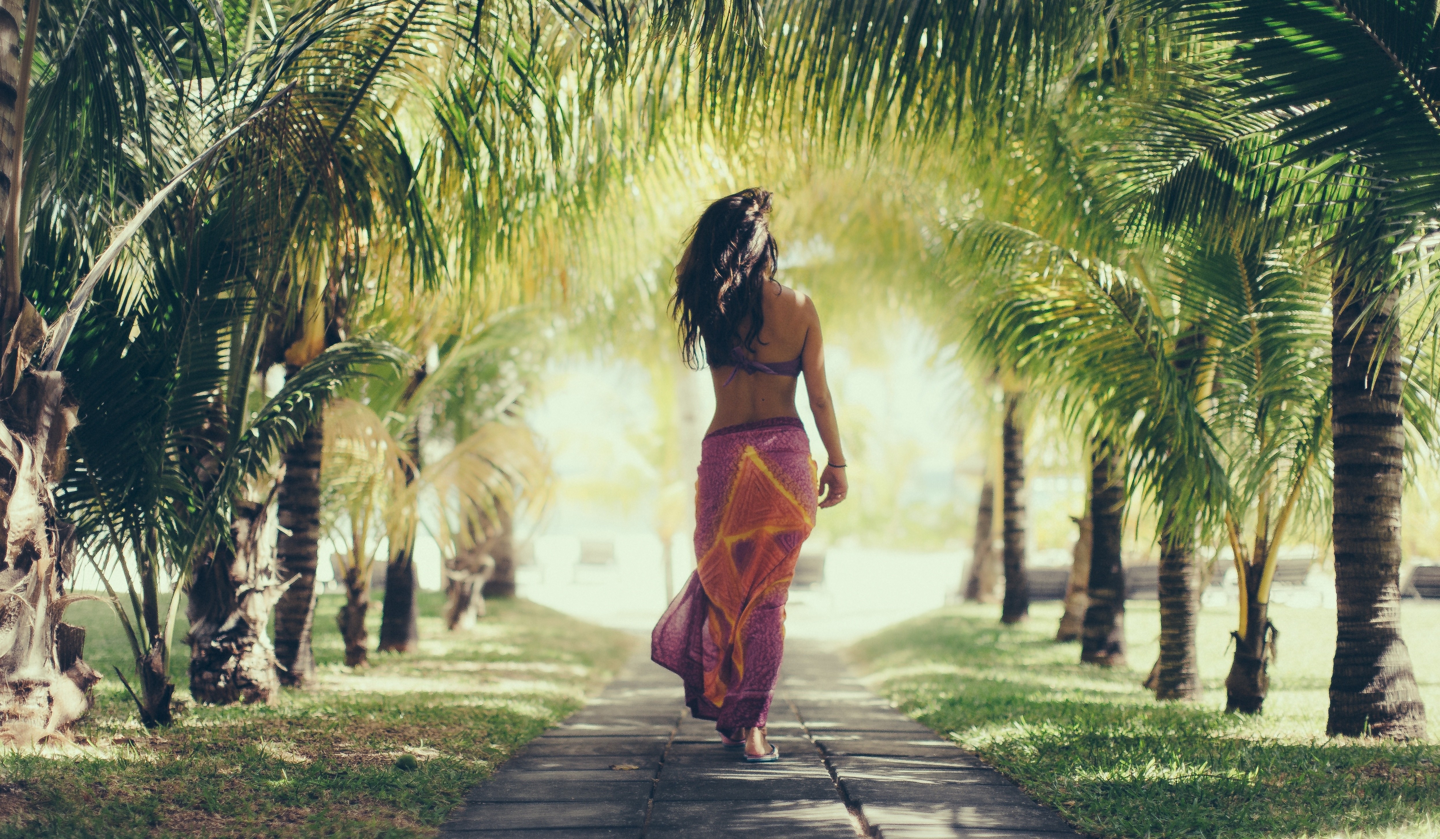 Девочка рай. Женщина в тропиках. Фотосессия на фоне пальм. Женщина и Пальма. Девушка на фоне моря и пальм.