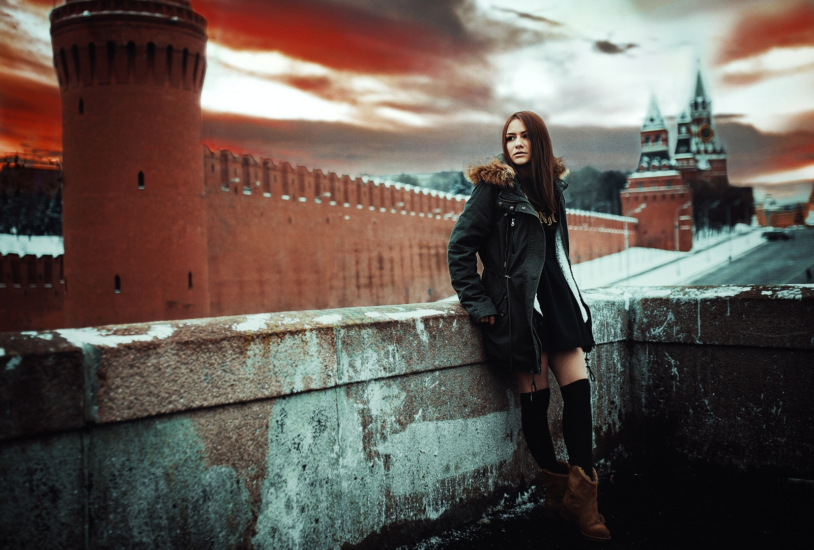 Он был красивым на фоне меня песня. Девушки у Кремля. Девушка на фоне Кремля. Фотосессия на фоне Кремля. Фотосессия в Москве девушки.