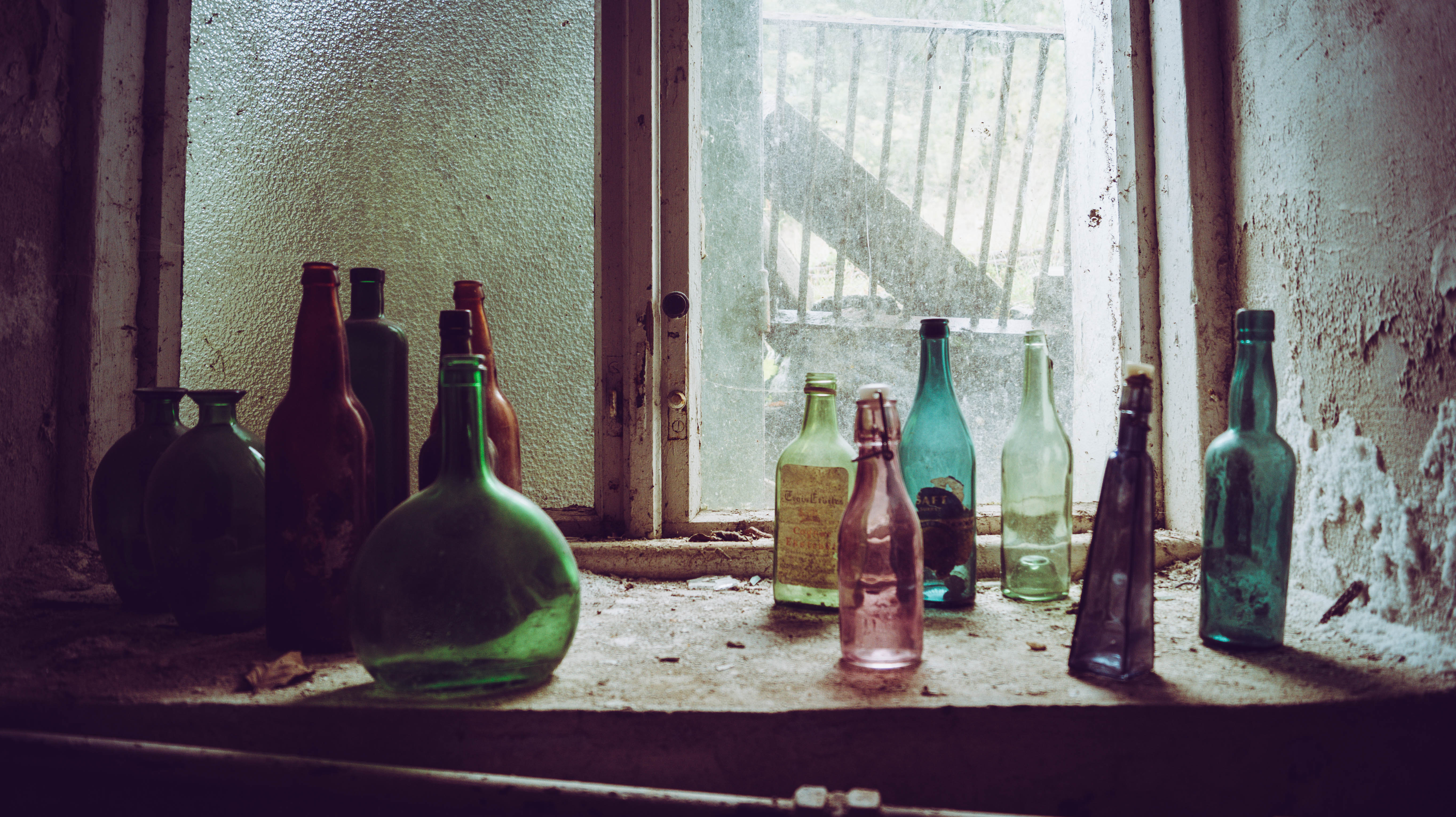 Пустые бутылки во сне. Пустые бутылки в квартире. Пустая бутылка на столе. Окно из бутылок. Бутылки на окне.