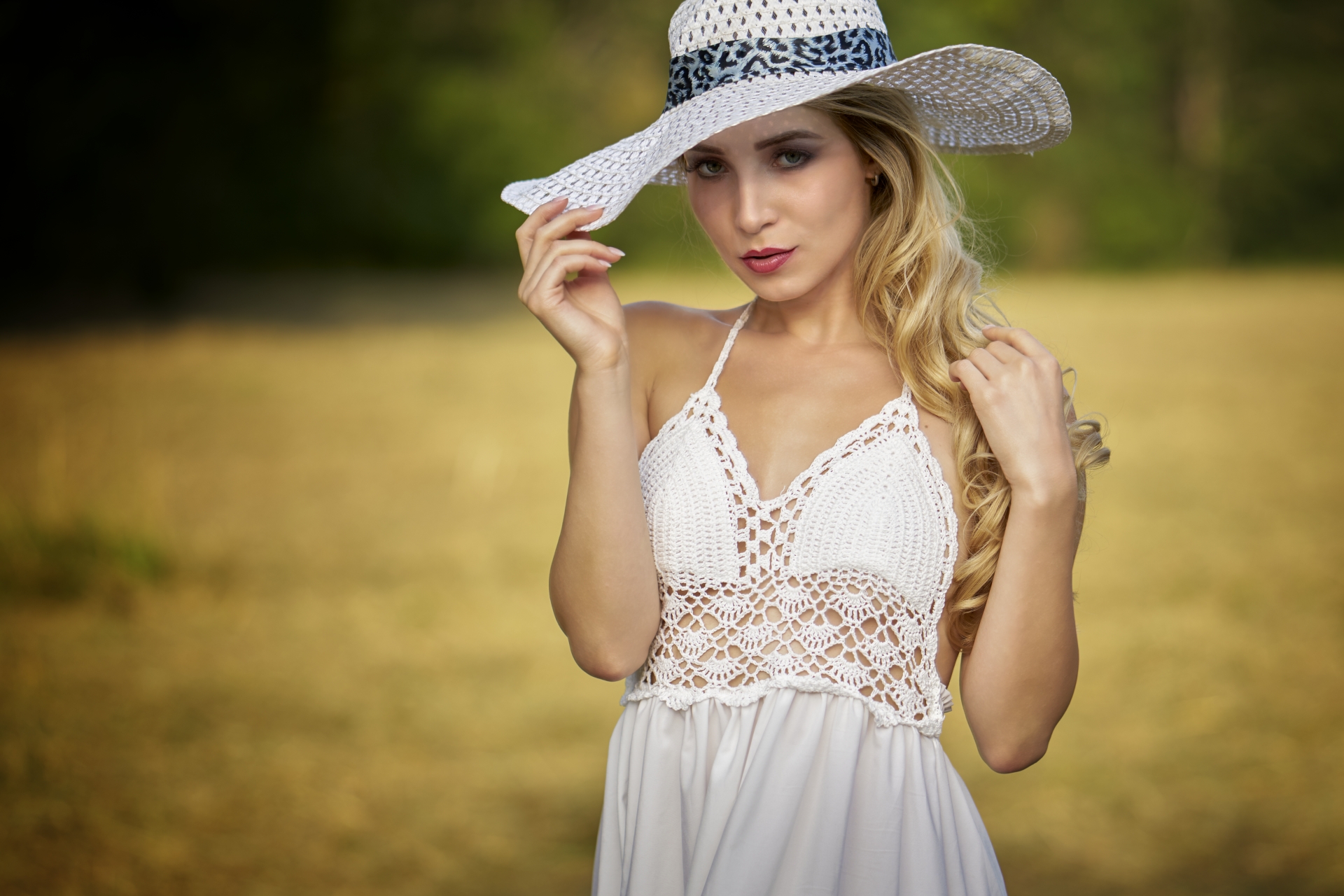 looking-at-viewer. women-with-hats. outdoors. portrait. sophia-kreith-lohr....