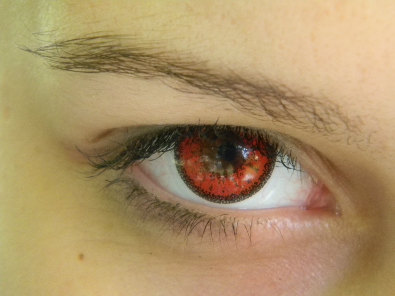 Натуральные красные глаза