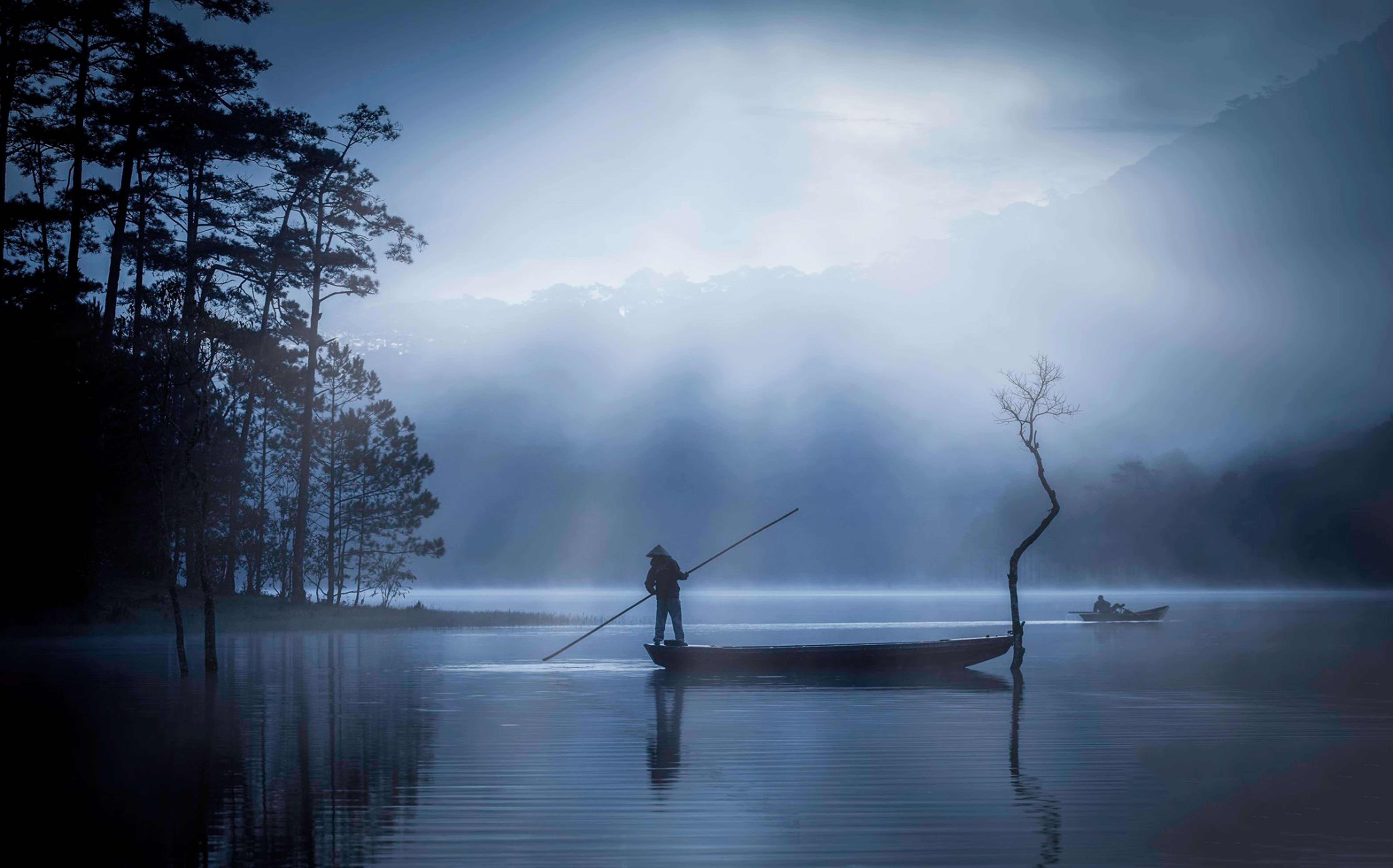 Река времени дзен. Озеро в тумане. Человек в лодке. Лодка в тумане. Человек в лодке ночью.