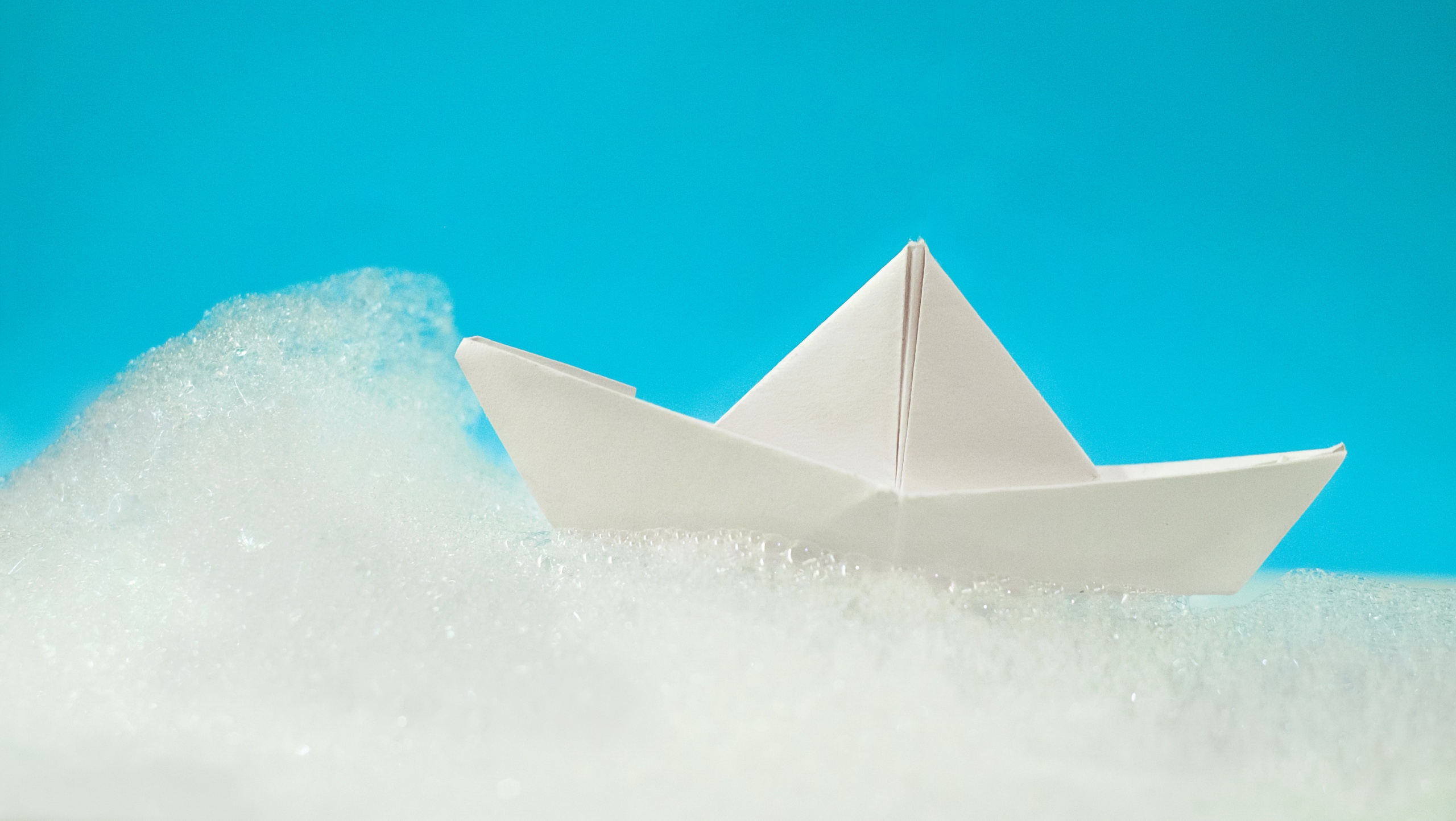 Слушать бумажные кораблики. Бумажный кораблик. Фон бумажный кораблик. Бумажный кораблик картинка. Оригами кораблик.