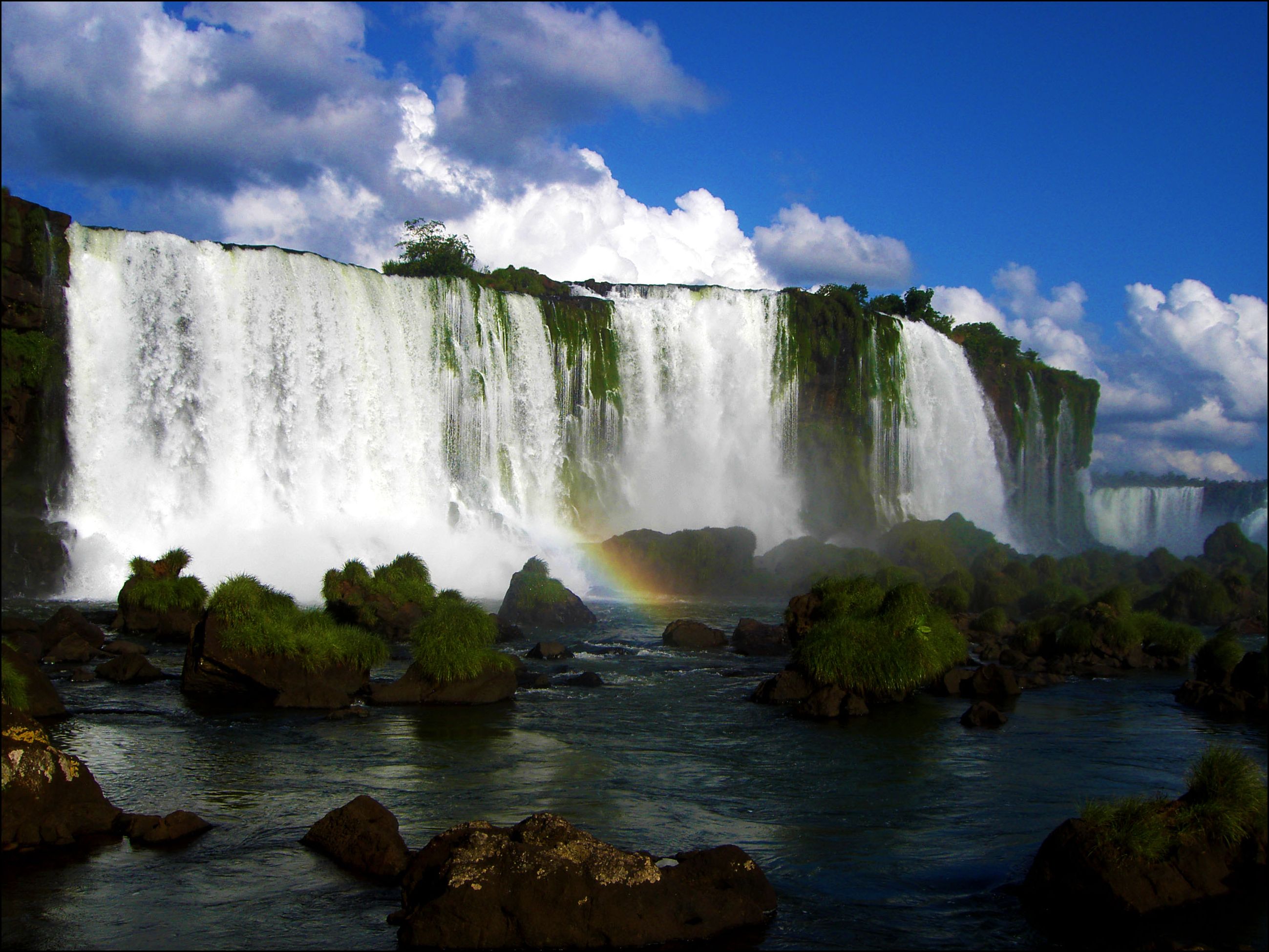 Страна водопадов. Водопады реки Игуасу. Национальный парк Юбуцы в Парагвае. Водопад Игуасу в Южной. Аргентина водопады Игуасу HD.