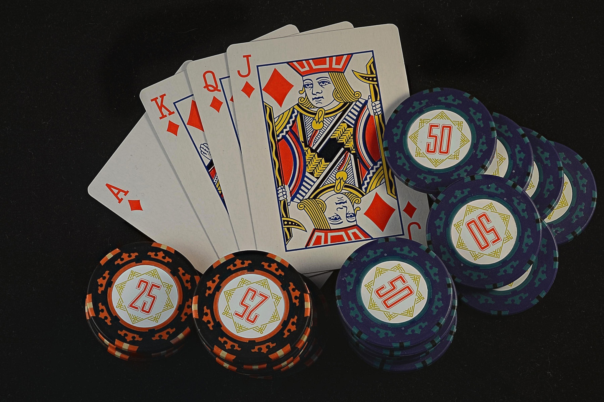 Карточная игра давшая название столу. Игральные фишки. Покер карты фишки. Фишки казино. Казино карты.